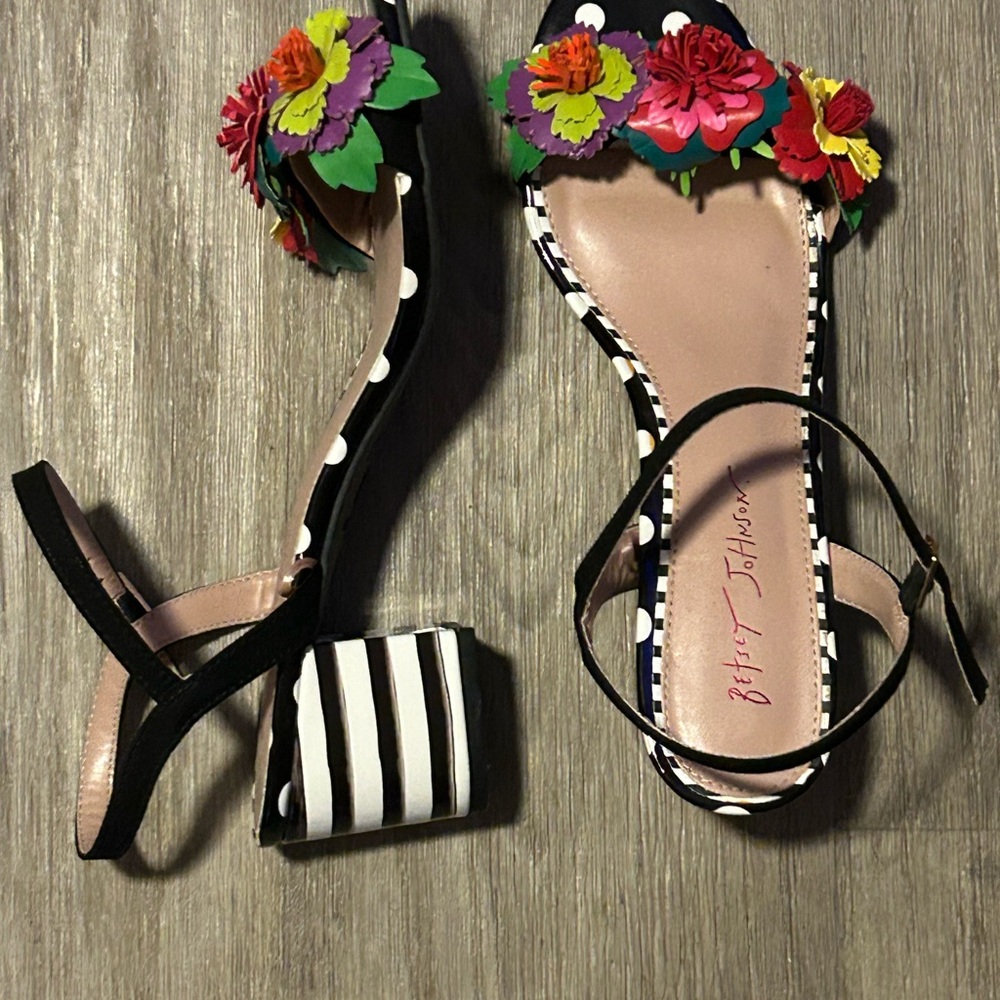 Betsey Johnson Black Polka Dot Sandals with Floral Accents 😍🥰 - Picture 2 of 4